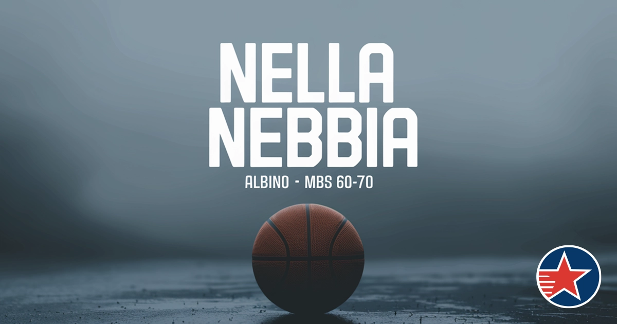 Una palla da basket posata su un campo immerso nella nebbia, con il testo "Nella Nebbia" e "Albino – MBS 60-70" in primo piano.