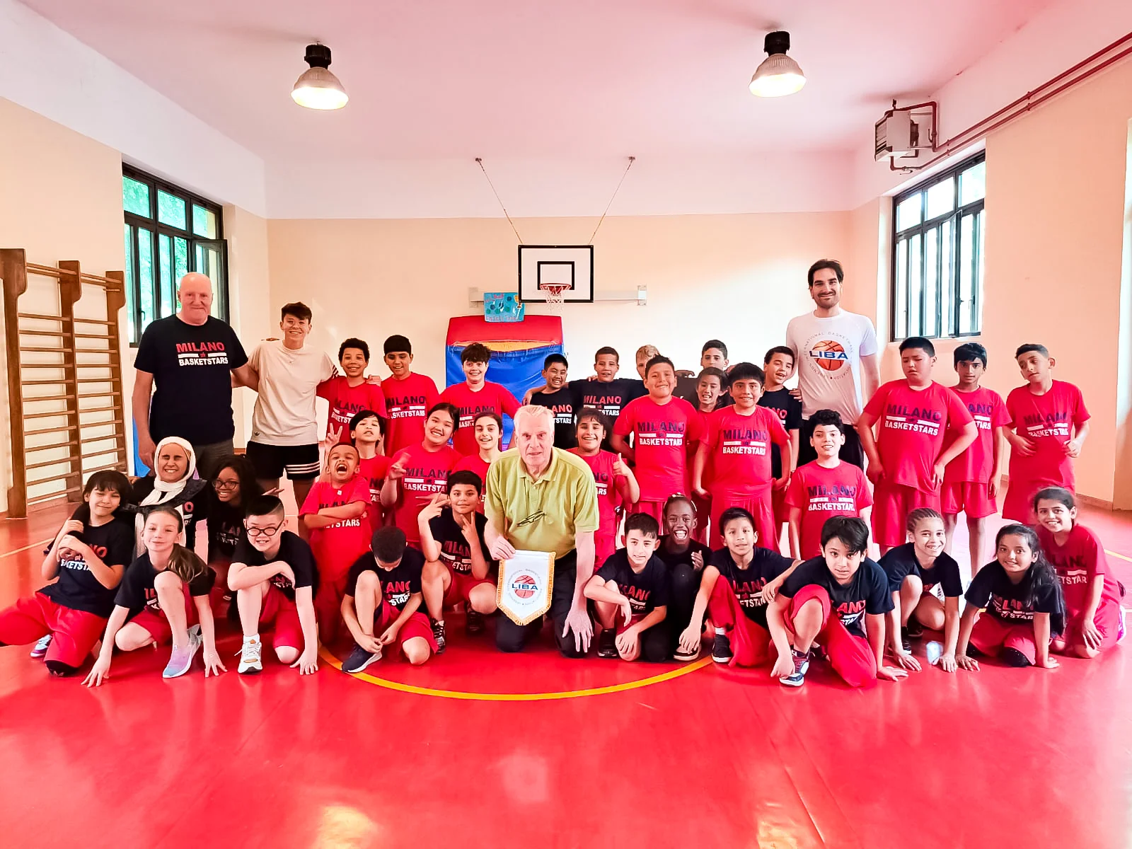 Gruppo di giovani atleti con Milano Basket Stars e LIBA in palestra