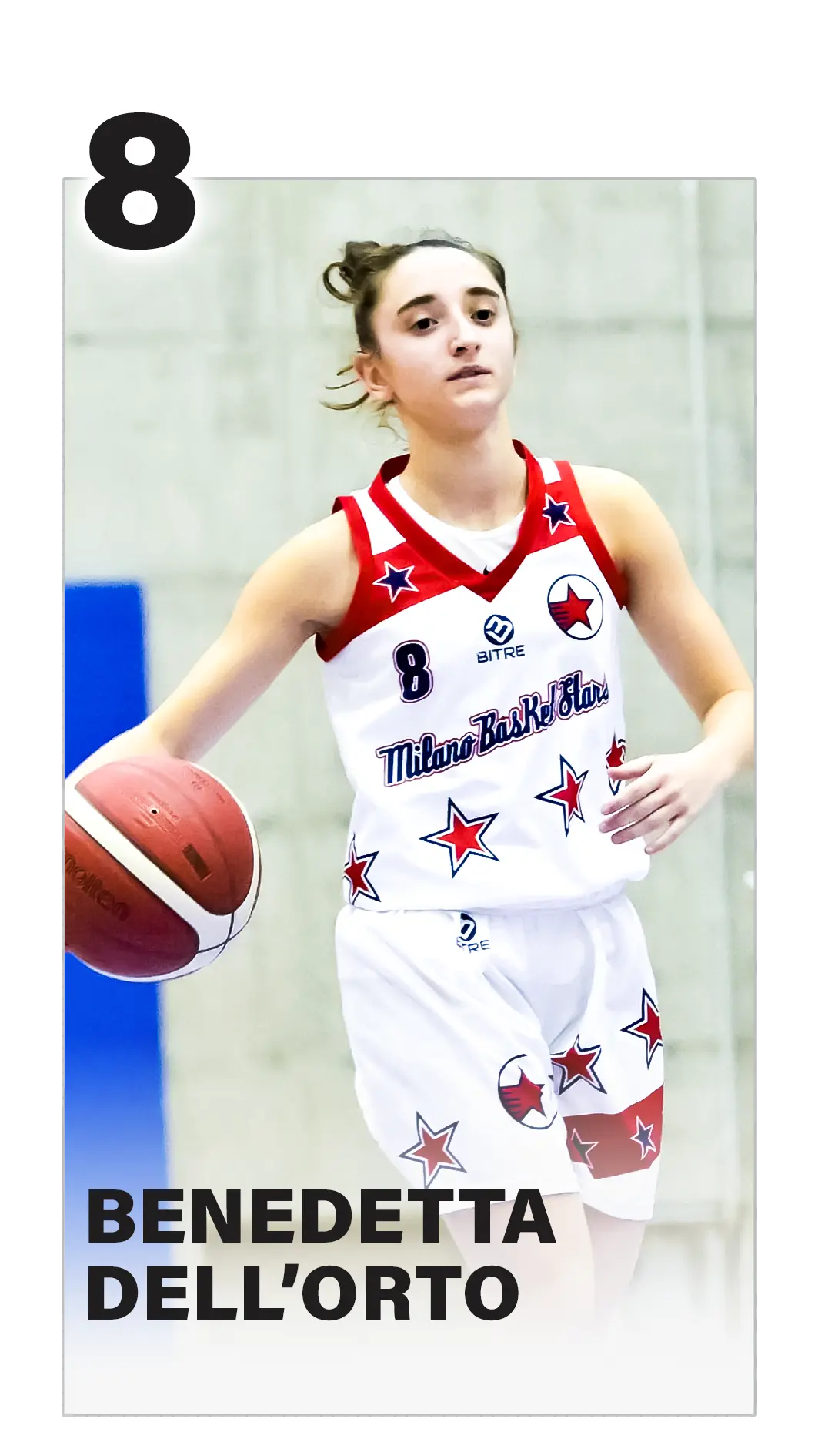 Benedetta Dell'Orto #8 delle Milano Basket Stars mentre palleggia sul campo