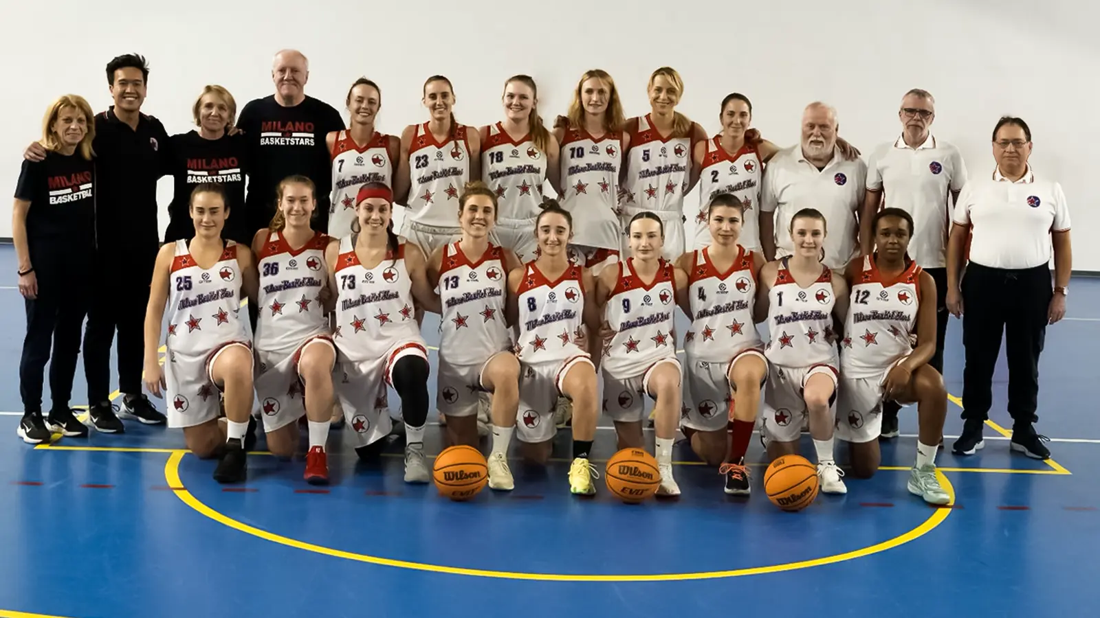 Squadra femminile Milano Basket Stars 2024-25 in posa sul campo