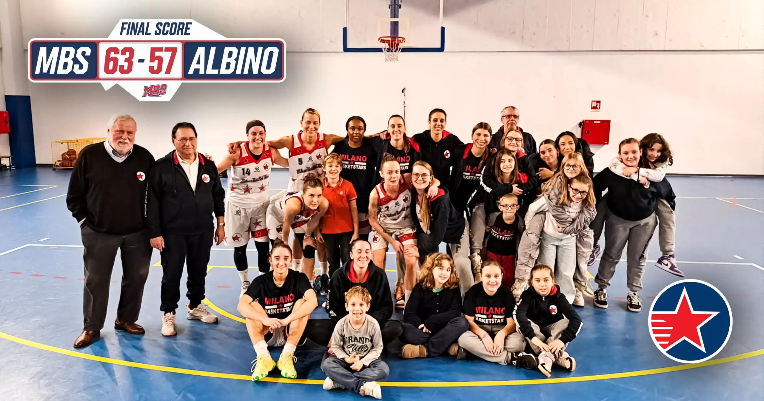 Milano Basket Stars festeggia la vittoria 63-57 contro Albino con squadra e tifosi in campo.
